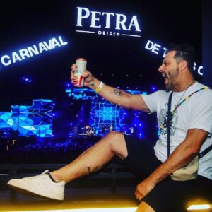 Henri Castelli Instagram - Finalizando mais um Carnaval …. Obrigado @cervejapetra pelo melhor carnaval de todos os tempos  @camarotesalvadoroficial 

#petranafolia
#bebacomsabedoria
