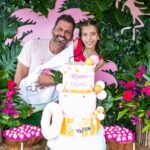 Henri Castelli Instagram - FOI LINDO! Parou SÃO PAULO!! Aniversário da minha princesa e meu coração transborda de alegria! Você sempre será minha pequena, não importa o quão grande fique. Sua grandeza se prova a cada desafio que vence e estou orgulhosa por te ver crescer. Feliz aniversário, filha! Muito obrigado meus amigos por fazer essa mágica acontecer. - Decoração e produção: @andreaguima5 Bolo e doces @rabellocaique Carrinho de lanches @arte_da_festa Carrinho de algodão doce @magicalgodao Vídeo e fotos @katiarochafotografa Morumbi, São Paulo