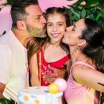 Henri Castelli Instagram - FOI LINDO! Parou SÃO PAULO!! Aniversário da minha princesa e meu coração transborda de alegria! Você sempre será minha pequena, não importa o quão grande fique. Sua grandeza se prova a cada desafio que vence e estou orgulhosa por te ver crescer. Feliz aniversário, filha! Muito obrigado meus amigos por fazer essa mágica acontecer. - Decoração e produção: @andreaguima5 Bolo e doces @rabellocaique Carrinho de lanches @arte_da_festa Carrinho de algodão doce @magicalgodao Vídeo e fotos @katiarochafotografa Morumbi, São Paulo