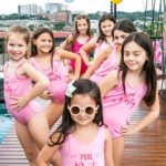 Henri Castelli Instagram - FOI LINDO! Parou SÃO PAULO!! Aniversário da minha princesa e meu coração transborda de alegria! Você sempre será minha pequena, não importa o quão grande fique. Sua grandeza se prova a cada desafio que vence e estou orgulhosa por te ver crescer. Feliz aniversário, filha! Muito obrigado meus amigos por fazer essa mágica acontecer. - Decoração e produção: @andreaguima5 Bolo e doces @rabellocaique Carrinho de lanches @arte_da_festa Carrinho de algodão doce @magicalgodao Vídeo e fotos @katiarochafotografa Morumbi, São Paulo