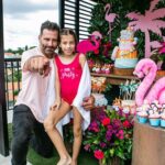 Henri Castelli Instagram - FOI LINDO! Parou SÃO PAULO!! Aniversário da minha princesa e meu coração transborda de alegria! Você sempre será minha pequena, não importa o quão grande fique. Sua grandeza se prova a cada desafio que vence e estou orgulhosa por te ver crescer. Feliz aniversário, filha! Muito obrigado meus amigos por fazer essa mágica acontecer. - Decoração e produção: @andreaguima5 Bolo e doces @rabellocaique Carrinho de lanches @arte_da_festa Carrinho de algodão doce @magicalgodao Vídeo e fotos @katiarochafotografa Morumbi, São Paulo