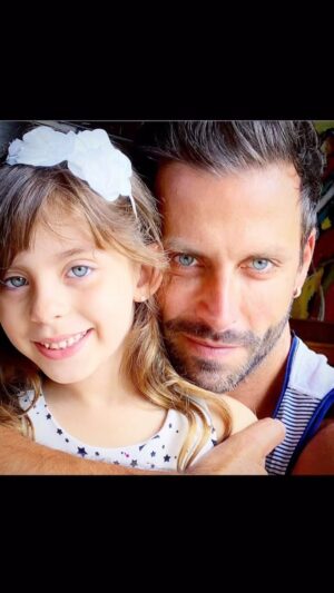 Henri Castelli Instagram - Ei filha!!! 

Hoje eh seu dia!  Parabéns meu amor! Você será sempre o meu sonho que se tornou realidade.”

QUANDO VOCE NASCEU.
MINHA FILHA, NUNCA TIVE
MINHAS MÃOS TÃO OCUPADAS
E MEU CORAÇÃO TÃO
CHEIO DE AMOR 

Minha melhor parceira, meu sonho, tatuada na minha pele e no meu coração!!!

Ei filha! 
Fica tranquila que seu Pai está aqui, Ei filha pode sempre confiar no PAPAI, confie em mim pq serei sempre seu melhor amigo!

Ei filha,🌷 eu estou cuidando do seu coração, Fica calma eu estou preparando dias melhores... logo você vai entender, todo meu sacrifício eh pra te ver feliz e poder realizar todos os seus sonhos.

E pode ter certeza que todo momento difícil vem para te tornar a gente mais forte. Estou preparando cada detalhe da sua história e creia que os planos de Deus são maiores que os nosso ! Confie em mim. Estou no controle. Papai tá trabalhando muito pra que eu possa te proporcionar a melhor educação, ser a sua melhor referência 🙏🙌 👑🙌🙏 Vim aqui te lembrar que você não caminha sozinha e mesmo quando os fardos parecem pesados demais eu estou te ajudando a carregar. Confie em mim, eu estou cuidando de cada detalhe! 

Te amo meu amor!!!😍 

FELIZ ANIVERSÁRIO AMOR