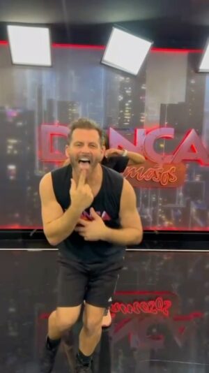 Henri Castelli Instagram - “ Agitar o mundo, vamos navegar “ 
Chegou o dia da primeira apresentação em grupo, em ritmo de charme!! 🕺🏻🕺🏻🕺🏻😎😎

Vocês estão preparados ???
Vai ser puro suco de charmosidadeee

Bora @domingao @lucianohuck @gshow