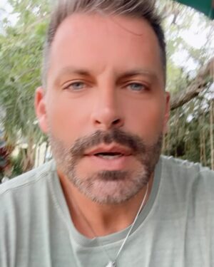 Henri Castelli Instagram - Melhor presente do mundo eh fazer oq eu amo junto com a menininha mais linda da minha vida, porque ser pai é uma opção para o homem. E ser Homem é um dever de todo Pai. Ser pai é uma missão, não um acidente. Que Deus  abençoe todos os Pais e mães!! 

Muito obrigado por tudo @jobsonflor 

@judespirito