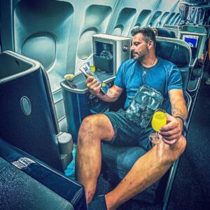 Henri Castelli Instagram - Agora eh oficial!! Acabaram mini férias!!! Voltando pra Miami com @azulinhasaereas sempre pontual e com a melhor equipe e o melhor VINHO ( óbvio) das CIA’s  valeu!!🙏🏻