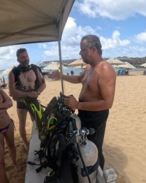 Henri Castelli Instagram - Melhor presente do mundo eh fazer oq eu amo junto com a menininha mais linda da minha vida, porque ser pai é uma opção para o homem. E ser Homem é um dever de todo Pai. Ser pai é uma missão, não um acidente. Que Deus  abençoe todos os Pais e mães!! 

Muito obrigado por tudo @jobsonflor 

@judespirito