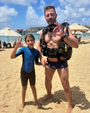 Henri Castelli Instagram - Melhor presente do mundo eh fazer oq eu amo junto com a menininha mais linda da minha vida, porque ser pai é uma opção para o homem. E ser Homem é um dever de todo Pai. Ser pai é uma missão, não um acidente. Que Deus  abençoe todos os Pais e mães!! 

Muito obrigado por tudo @jobsonflor 

@judespirito