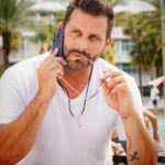 Henri Castelli Instagram - Olha ela chegando de novo!! Vamos acordar rezando e orando para que o dia seja bom igual a cama estava agora pouquinho!!! Boa sexta e bom final de semana a todos!! @alaskamiami com meu Cel novo tá demais Miami Beach, Florida