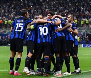 Henrikh Mkhitaryan Instagram - Andiamo avanti così! L’Europa chiama #inter 👊🏼⚽️🖤💙🐍 #interbenfica #championsleague #ucl