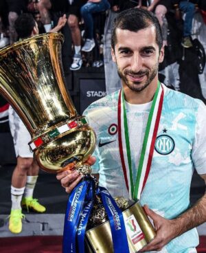 Henrikh Mkhitaryan Instagram - +1 !!🏆😉⬛️🟦🦾 #coppaitaliafrecciarossa #fiorentinainter #winner #forzainter #backtoback