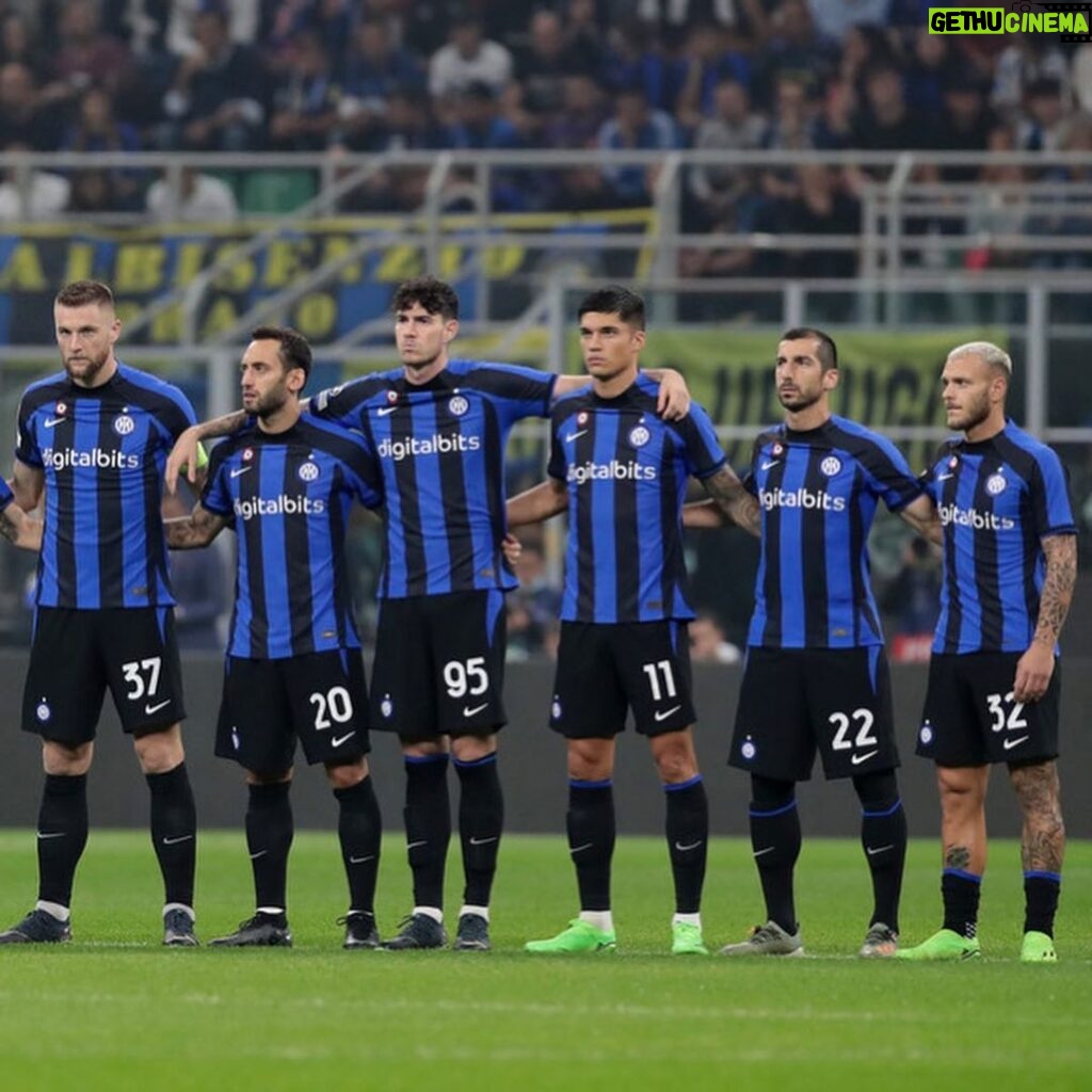 Henrikh Mkhitaryan Instagram - Forza Inter Sempre🖤💙 @inter #ForzaInter #interbarça #ucl #championsleague