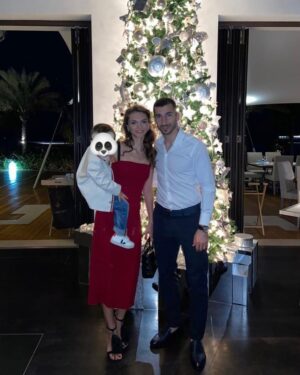 Henrikh Mkhitaryan Instagram - Wishing you all peace, joy, and unconditional love at Christmas and always❤️🥂 #merrychristmas