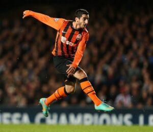 Henrikh Mkhitaryan Instagram - Learning about your retirement, I’d like to express my gratitude to you Mister for your belief in my talent.
Thank you for your trust, for inspiring me and for the profound impact you had on my career. You have been more than a coach to me and your mentorship contributed to shape the athlete I am today. 
Mulțumesc Mister! I wish you more than all the best! 🧡🙏🏼 #Lucescu #MirceaLucescu @fcshakhtar #shakhtar