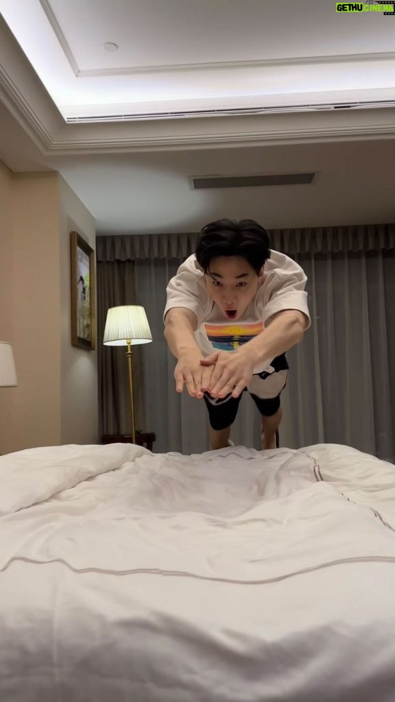 Henry Lau Instagram - #SummerSkyChallenge - how’s my dive?? 🏊‍♂