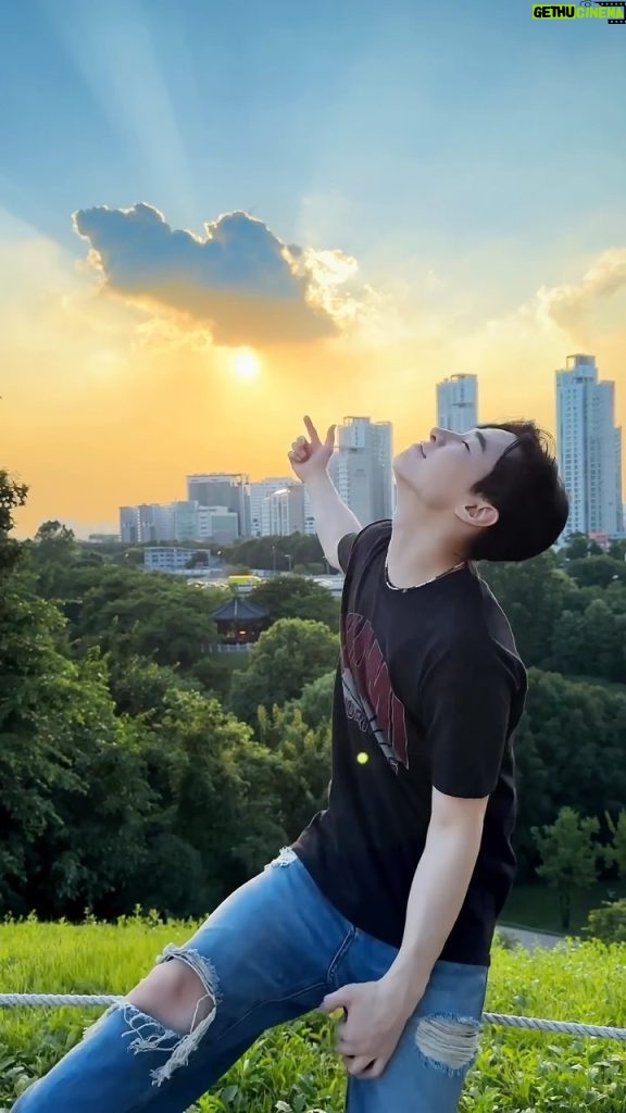 Henry Lau Instagram - Release date reveal 😎 Pre-save #SummerSky now!