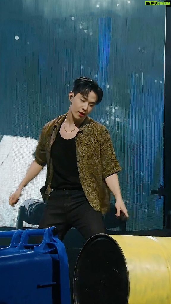 Henry Lau Instagram - I know you’ve been waiting for this one 😏- “Believer” Loop Station Live