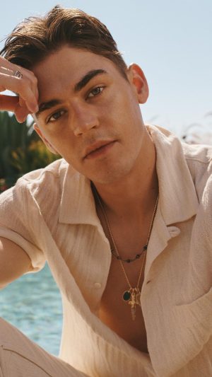 Hero Fiennes Tiffin Instagram - David Yurman jewels for the summer 💎

#DavidYurman #DYAmulets 
@davidyurman 
@dariocatellani 
@katie_mossman
@sapongjohnnie