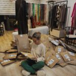 Hilona Gos Instagram - Merci !!! Je ne sais pas quoi dire d'autre. J'ai pris cette photo hier à 4h30heures du matin, en pyjama et en pantoufles, et il me reste encore pas mal de commandes à faire. Mais merci, merci, car grâce à vous et au fait que vous aimiez à ce point @sorella.ha , j'arrive enfin à savoir où était ma voie ! Je suis partie en pleine nuit faire mes colis car j'allais vraiment mal, et la seule chose aujourd'hui qui me fait du bien, c'est de travailler avec passion ! Et merci de me suivre dans cette aventure incroyable. J'espère que vos vêtements vous plairont. Retrouvez la nouvelle collection sur sorella.shop ou en boutique au 18 boulevard Wilson, 20260 Calvi. 🫶 Boulevard Wilson Calvi
