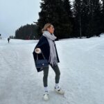 Hilona Gos Instagram - Au début tout aller bien.. les baskets sur la neige on est pas passé loin de ce faire une cheville 😂
