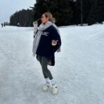 Hilona Gos Instagram - Au début tout aller bien.. les baskets sur la neige on est pas passé loin de ce faire une cheville 😂