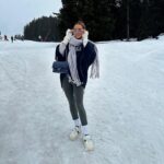 Hilona Gos Instagram - Au début tout aller bien.. les baskets sur la neige on est pas passé loin de ce faire une cheville 😂
