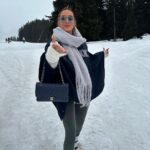 Hilona Gos Instagram - Au début tout aller bien.. les baskets sur la neige on est pas passé loin de ce faire une cheville 😂