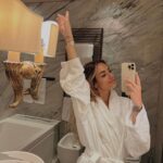 Hilona Gos Instagram - Mon premier jour à Venise.. Symboliquement c’est la ville de l’amour. C’était un de mes rêves parce que je suis une grande romantique, parce que j’aime l’amour et tout ce que ça représente! Je pensais en prendre plein la vue, mais pas à ce point.. ça restera un voyage inoubliable et graver dans ma mémoire pour toujours 🤍💚 Venice, Italy