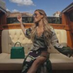 Hilona Gos Instagram - Même à Venise je fais mon shopping sur le site @showroomprive 💚 Comme vous avez pu le voir dans mes story récemment showroomprive.com c’est LE site de ventes privées pour faire des bonnes affaires avec des grandes marques tous les jours ! En ce moment, retrouvez balmain, bershka, adidas, Calvin Klein ou encore eastpack et profitez de réductions allant jusqu'à -70% ! Et surprise, avec @showroomprive on a 21 cadeaux à vous offrir ! Le premier c'est 250€ de bons d'achat sur tout le site et pour les 20 autres, la livraison offerte pendant UN AN ! Pour participer : • être abonné à mon compte et celui de @showroomprive • Taguer 2 potes en commentaire Fin dans 48h... Bonne chance à tous 🤍 #sponsorise @shaunaevents Venice, Italy