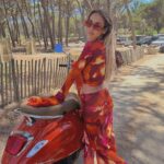 Hilona Gos Instagram - Je crois que la plage me manque déjà.. swipe jusqu’à la dernière photo pour voir exactement à quoi je ressemble à l’heure où je poste cette photo.. vraiment un mood différent 🤣🤣 qui est comme moi? Calvi, Haute-Corse