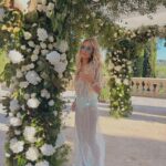 Hilona Gos Instagram - L’amour, toujours! 🧚‍♂️ @lauralempika merci de m’avoir fais confiance pour être témoin de votre amour je t’aime ma sœur ! Longue vie au mariés 🫶🥂 Petite mention spéciale pour ma robe je vous assure elle ne rend pas pareils en photo/vidéo qu’en réel elle était sublime et le principal c’est qu’elle est plu à ma Laura et à moi (j’ai sur sur kiffe ahah)