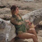 Hilona Gos Instagram - Suite des photos de mon shooting avec @blushdreammag @blush.world et @calarena_official @kan_joaillerie 🤍 Ça a l’air peut être simple comme ça mais en réalité j’étais entre abdo, fessier, vent qui me souffle en pleine tête (swipe pour voir l’envers du décor)😂 J’ai jamais fais autant de sport de ma vie, bravo à vous les mannequins vous êtes quelqu’un! 🤣 Saint-Tropez