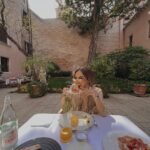 Hilona Gos Instagram - Mon premier jour à Venise.. Symboliquement c’est la ville de l’amour. C’était un de mes rêves parce que je suis une grande romantique, parce que j’aime l’amour et tout ce que ça représente! Je pensais en prendre plein la vue, mais pas à ce point.. ça restera un voyage inoubliable et graver dans ma mémoire pour toujours 🤍💚 Venice, Italy