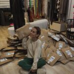 Hilona Gos Instagram - Merci !!! Je ne sais pas quoi dire d'autre. J'ai pris cette photo hier à 4h30heures du matin, en pyjama et en pantoufles, et il me reste encore pas mal de commandes à faire. Mais merci, merci, car grâce à vous et au fait que vous aimiez à ce point @sorella.ha , j'arrive enfin à savoir où était ma voie ! Je suis partie en pleine nuit faire mes colis car j'allais vraiment mal, et la seule chose aujourd'hui qui me fait du bien, c'est de travailler avec passion ! Et merci de me suivre dans cette aventure incroyable. J'espère que vos vêtements vous plairont. Retrouvez la nouvelle collection sur sorella.shop ou en boutique au 18 boulevard Wilson, 20260 Calvi. 🫶 Boulevard Wilson Calvi