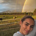 Hilona Gos Instagram - Photo totalement improvisée sûrement pas Instagramable mais je m’en fou trop de joie en voyant apparaître cette arc en ciel 🌈 dans mon jardin avec merlin mon cheval en premier plan, mes chiens à mes côtés, je crois que c’est ce genre de moment qui me fait me dire que finalement tout ira pour le mieux ♥️🥹
