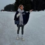 Hilona Gos Instagram - Au début tout aller bien.. les baskets sur la neige on est pas passé loin de ce faire une cheville 😂