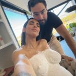 Hilona Gos Instagram - Un joli moule de mon gros corps, histoire de toujours me souvenir de la vachette que j’étais ! 🐮😂 À l’approche de la journée des droits de la femme, on s’assume, et on s’aime, peu importe notre poids et nos formes, et non un corps de femme n’est pas vulgaire, mais sublime, tel qu’il soit! ✊
