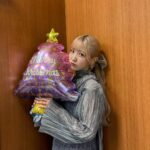Hitomi Honda Instagram - . 今年サンタさんは私の元へ来てくれるのでしょうか🎄 いつでもどこでも前髪グルーは必需品です☺︎ #マトメージュ #matomage #前髪グルー #かわいいを解放せよ #pr