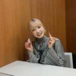 Hitomi Honda Instagram - . 今年サンタさんは私の元へ来てくれるのでしょうか🎄 いつでもどこでも前髪グルーは必需品です☺︎ #マトメージュ #matomage #前髪グルー #かわいいを解放せよ #pr