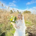 Hitomi Honda Instagram - . 結婚しました👰🏼‍♀️ というのは冗談でなんと！！ 本日12月22日(金)発売の「ゼクシィ国内リゾートウエディング2024Spring &Summer」 表紙を飾らせていただきました💍 人生初めてのウエディングドレスを軽井沢の紅葉と共に撮影していただけてとても光栄でした😌🍂 沢山の方々のお手に取っていただけますように☺︎ (車内での写真は停車中です) #ゼクシィ国内リゾートウエディング @zexy_resort