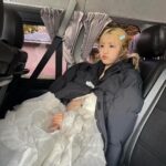 Hitomi Honda Instagram - . 結婚しました👰🏼‍♀️ というのは冗談でなんと！！ 本日12月22日(金)発売の「ゼクシィ国内リゾートウエディング2024Spring &Summer」 表紙を飾らせていただきました💍 人生初めてのウエディングドレスを軽井沢の紅葉と共に撮影していただけてとても光栄でした😌🍂 沢山の方々のお手に取っていただけますように☺︎ (車内での写真は停車中です) #ゼクシィ国内リゾートウエディング @zexy_resort
