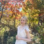 Hitomi Honda Instagram - . 結婚しました👰🏼‍♀️ というのは冗談でなんと！！ 本日12月22日(金)発売の「ゼクシィ国内リゾートウエディング2024Spring &Summer」 表紙を飾らせていただきました💍 人生初めてのウエディングドレスを軽井沢の紅葉と共に撮影していただけてとても光栄でした😌🍂 沢山の方々のお手に取っていただけますように☺︎ (車内での写真は停車中です) #ゼクシィ国内リゾートウエディング @zexy_resort
