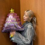 Hitomi Honda Instagram - . 今年サンタさんは私の元へ来てくれるのでしょうか🎄 いつでもどこでも前髪グルーは必需品です☺︎ #マトメージュ #matomage #前髪グルー #かわいいを解放せよ #pr