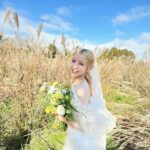 Hitomi Honda Instagram - . 結婚しました👰🏼‍♀️ というのは冗談でなんと！！ 本日12月22日(金)発売の「ゼクシィ国内リゾートウエディング2024Spring &Summer」 表紙を飾らせていただきました💍 人生初めてのウエディングドレスを軽井沢の紅葉と共に撮影していただけてとても光栄でした😌🍂 沢山の方々のお手に取っていただけますように☺︎ (車内での写真は停車中です) #ゼクシィ国内リゾートウエディング @zexy_resort