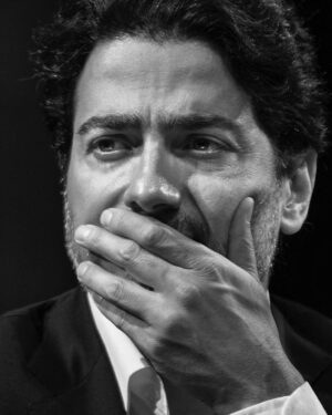 Homayoun Shajarian Instagram - .
چند سالی می‌شود که بعد از هر حرکت و خبری از فعالیت‌های صاحب این قلم، عده‌ای کمر به تخریب می‌بندند.
اینکه انگیزه و غایت‌شان چیست باشد برای فرصتی بهتر. همیشه بوده‌اند کسانی که به نقد اصولی و هنری کارهای من پرداخته‌اند و با نگاهی عالمانه و قلمی پاک و آزاده نقطه نظرات‌شان را به نگارش درآورده‌اند اما گروهی نیز بوده‌اند که به مثال قداره‌کشان و قمه‌کشان، قلم از پر شال برداشته‌اند و با جوهر حسادت و تعصب کور و به قصد تخریب وارد عمل شده‌اند. اینها به سیاق آن قمه‌کشان، قلم‌کشانند.
زمانی که برای کنسرت خیابانی بی مرز و محدوده و برای صدها هزار نفر علاقه‌مند درخواست دادم، گفتند به دنبال شهرت است و فرمودند به جای این بلندپروازی‌ها چند شب در سالن کنسرت رایگان اجرا کند! ما صحبت از چه می‌کردیم و آنها چه پاسخی می‌دادند. مقصود من از اجرای خیابانی، بردن موسیقی به متن شهر بود. به خیابان. به جایی که هر رهگذری فارغ از همه چیز شنونده‌ام باشد. قصد من از ایده‌ی کنسرت خیابانی تنها رایگان بودن آن نبود و اینان درنیافتند که کنسرت خیابانی یعنی کنسرت برای رهگذران. چه فقیر و چه دارا. چه همدل و همراه و چه اهل احوالاتی دیگر. این یعنی معجزه‌ی موسیقی که هیچ مرزی نمی‌شناسد. همه را برابر و یکسان زیر سقف لاجوردی خود جمع می‌کند. با هر زبان و فرهنگ و مسلکی. این یعنی صبح تا شبی نواختن و خواندن همانند نوازنده‌ای تنگدست که در کوچه و خیابانی دارد موسیقی‌اش را به گوش همه می‌رساند نه خواندن و نواختن در سالنی خاص در زمانی خاص و با محدوده و مرزی مشخص. حکایت کنسرت خیابانی که این چنین با جوهر قلم‌کشان زهرآلود می‌شود، وای به حال حرکت‌های دیگر که خدای ناکرده منافع مالی هم در پی داشته باشد. 
اوج هنر قلم کشان در کنسرت سی به عرصه نمایش در آمد و از خودی و غیر خودی شنیدیم و هیچ نگفتیم و هنوز ادامه دارد. به تازگی حضور حقیر همراه علیرضا قربانی در لوکیشن انتخابی مدیر هنری به منظور  گرفتن چند عکس و مصاحبه، همراه تصاویر  مرتبط با آیین رونمایی که آن‌هم تنها به دلیل خاص بودن طراحی کتابخانه و دالانی با معماری ایرانی از سوی ایشان پیشنهاد گردیده بود، برای قلم‌کشان ایجاد انگیزه کرده است. تا امروز که روزانه هزاران نفر از اقشار مختلف مردم به بازدید و خرید و عکس یادگاری می پرداخته اند خبری از ایشان نبود!!! تا عکسی از همایون در کتاب خانه دیده شد آتش خشم شعله زد!! اخبار کذب جان گرفتند که آهنگ مشترک در مال اجرا کرده‌ایم ؟؟؟ کاش تصاویر این اجرا را هم میگذاشتید!! ( ادامه متن در کامنت اول 👇🏻)