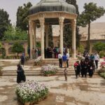 Homayoun Shajarian Instagram - . تا رفت مرا از نظر آن چشم جهان بین کس واقف ما نیست که از دیده چه ها رفت بر شمع نرفت از گذر آتش دل دوش آن دود که از سوز جگر بر سر ما رفت دور از رخ تو دم به دم از گوشه چشمم سیلاب سرشک آمد و طوفان بلا رفت از پای فتادیم چو آمد غم هجران در درد بمردیم چو از دست دوا رفت دل گفت وصالش به دعا باز توان یافت عمریست که عمرم همه در کار دعا رفت باز ایرانِ من گرفتار بلایی تازه است🖤 قلبم تیر می کشد، از این همه مصیبت پی در پی در جای جای میهنم🖤 عید عزا شده است و تسلیت و هم دردی هم دردی دوا نمی کند🖤 دستم کوتاه است این سر دنیا، درود بر فرا انسانهایی که بی وقفه کمک می رسانند مدام🙏بوسه بر دستان خسته شان.
