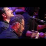 Homayoun Shajarian Instagram - . عزیزان، در این ایام که چون سیاوش در گذر از آتش هستیم نمی‌دانم چه کنیم تا حالمان کمی به شود، چنانچه مشکل مجوز نباشد سراپا در خدمتم تا بدون هیچ انتفاعی کنسرت خیابانی گسترده برای شما عزیزان اجرا کنم، شاید دلمان در کنار یکدیگر آرام گیرد. دوستان مهربانم، در پاسخ به پیگیری شما عزیزان به اطلاع‌تان می‌رسانم از اجرای کنسرت «ایران من» در سال گذشته که نیت کرده بودیم به قسمتی از درد و رنج زلزله‌زدگان کرمانشاه بپردازیم، چنین مقرر شد که با نظارت و همت دوست گرامی جناب متین، مجموعا چهارصد یخچال و کولر تهیه و به خانواده‌های مصیبت دیده اهدا شود. باشد که این ناقابل مقبول درگاه معشوق قرار گیرد. سلامت و برقرار باشید🌺