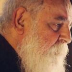 Homayoun Shajarian Instagram - . از آن شبی که نامم را برگزیدی، همان شبی که این شعر به آوازِ پدر خوانده می شد، دانه ی مهرت در دلم گذاشتی و امروز می روی پیش آن یار دیرین و یاران همنشین. بدرود عزیزترین🖤 برسان سلام عاشق. فتنه ی چشم تو چندان ره بيداد گرفت كه شكيب دل من دامن فرياد گرفت آن كه آيينه ی صبح و قدح لاله شكست خاك شب در دهن سوسن آزاد گرفت آه از شوخی چشم تو، كه خونريز فلك ديد اين شيوه ی مردم كشی و ياد گرفت منم و شمع دل سوخته، يارب مددی كه دگرباره شب آشفته شد و باد گرفت شعرم از ناله ی عشاق غم انگيزتر است داد از آن زخمه كه ديگر ره بيداد گرفت سايه ! ماكشته ی عشقيم، كه اين شيرين كار مصلحت را، مدد از تيشه ی فرهاد گرفت