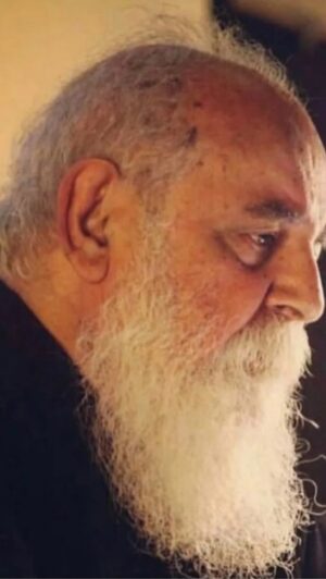 Homayoun Shajarian Instagram - .
از آن شبی که نامم را برگزیدی، همان شبی که این شعر به آوازِ  پدر خوانده می شد، دانه ی مهرت در دلم گذاشتی و امروز می روی پیش آن یار دیرین و یاران همنشین. 
بدرود عزیزترین🖤
برسان سلام عاشق.

فتنه ی چشم تو چندان ره بيداد گرفت
كه شكيب دل من دامن فرياد گرفت
آن كه آيينه ی صبح و قدح لاله شكست
خاك شب در دهن سوسن آزاد گرفت
آه از شوخی چشم تو، كه خونريز فلك
ديد اين شيوه ی مردم كشی و ياد گرفت
منم و شمع دل سوخته، يارب مددی
كه دگرباره شب آشفته شد و باد گرفت
شعرم از ناله ی عشاق غم انگيزتر است
داد از آن زخمه كه ديگر ره بيداد گرفت
سايه ! ماكشته ی عشقيم، كه اين شيرين كار
مصلحت را، مدد از تيشه ی فرهاد گرفت