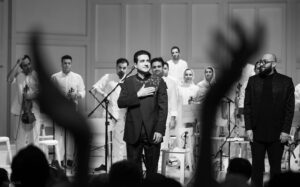 Homayoun Shajarian Instagram - .
زندگی می بخشد این دستان پر مهر🌹🌹🌹🌹🌹🌹🌹

عکس از محمد بدرلو
@mohamadbadrloo