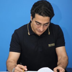 Homayoun Shajarian Instagram - .
به اطلاع دوست‌داران عزیز می‌رساند، یکم، دوم، سوم، پنجم و ششم تیر ماه، همراه با ارکستر سیاوش به رهبری آرش گوران در سالن همایش‌های کشور ( سالن وزارت کشور ) در خدمت شما بزرگواران هستیم.

تهیه بلیط، از ساعت ۱۷:۰۰ روز یکشنبه ۲۲ خرداد ماه جاری در سایت tiwall.com میسر است.

اسپانسر کنسرت #بلوبانک @blubank_com ما را در این برنامه همراهی می كند.

 
پی نوشت: حسب وعده برای امكان حضور بیشتر شما علاقه‌مندان، كمینه بهای بلیط برای هر جایگاه در نظر گرفته شده است. همچنین جایگاه VIP جهت اهدا به دانشجویان محترم اختصاص داده شده است؛ عزیزان می‌توانند در صورت تمایل، شماره دانشجویی خود را از ساعت ۱۷:۰۰ یکشنبه ۲۲ خرداد لغایت ۱۷:۰۰ چهارشنبه ۲۵ خرداد به شماره 20009090 ارسال نمایند.
چنانچه در خواست‌های رسیده بیش از گنجایش جایگاه مذكور باشد، انتخاب به قید قرعه انجام خواهد شد.
 با آرزوی شادی و سلامتی برای یک یک عزیزان🙏🏻

با مهر
همایون شجریان🌹